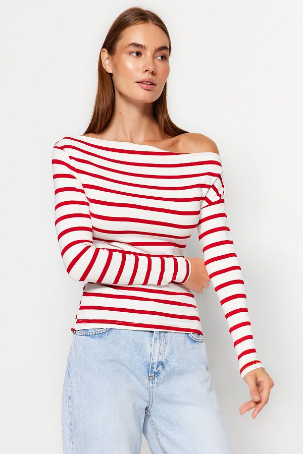 Trendyol Collection-Rot gestreifte, taillierte Strickbluse aus hochwertigem, weichem Stoff mit U-Boot-Ausschnitt TWOAW24BZ00227 1