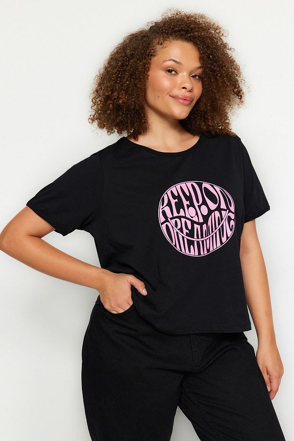Trendyol Curve-Μπλουζάκι Plus Size Black Crop - 100% βαμβάκι, εκτύπωση συνθήματος, TBBSS23BF00069 1