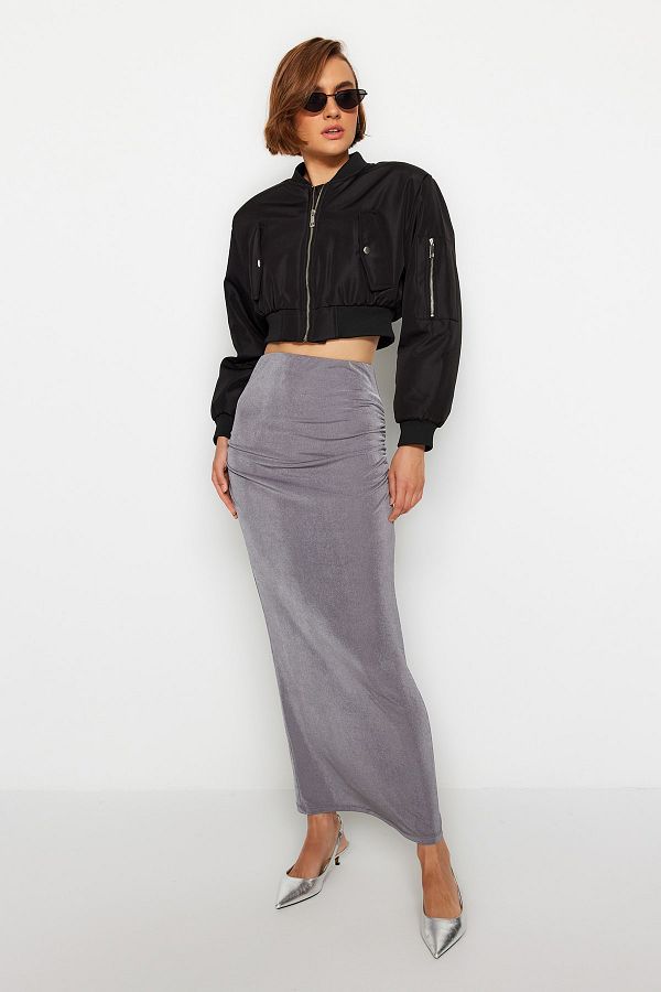 Trendyol Collection-Szara, drapowana spódnica maxi z błyszczącą powierzchnią i miękką fakturą TWOAW24ET00090 1