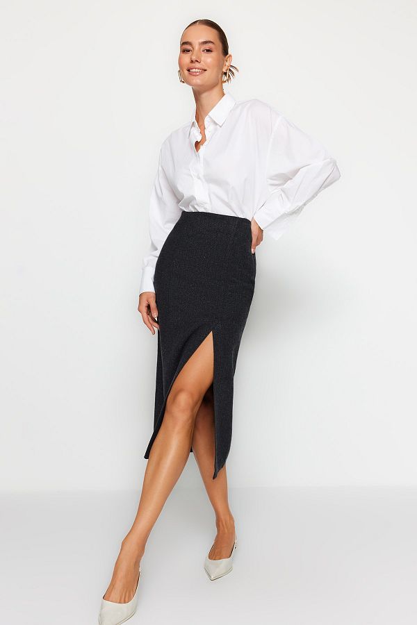 Trendyol Collection-Czarna spódnica midi z rozcięciem i szczegółową tkaną tkaniną Stash TWOAW24ET00231 1