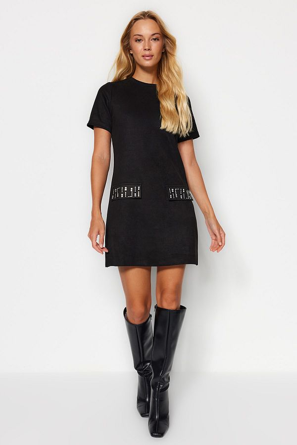 Trendyol Collection-Rochie neagră tricotată mini din piele de căprioară cu detaliu de piatră, cu decolteu rotund TWOAW24EL00523 1