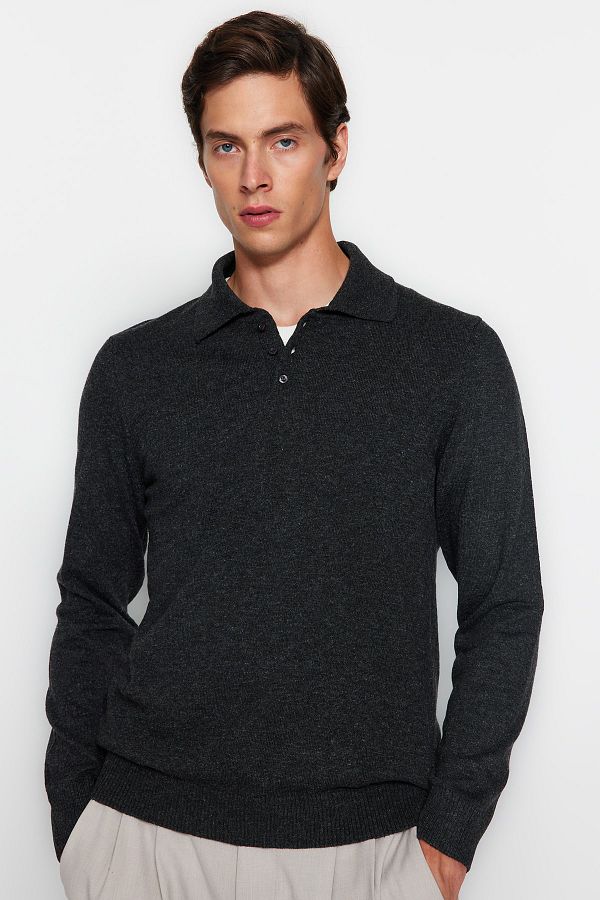 Trendyol Collection-Anthrazitfarbener Slim-Fit-Strickpullover mit Polokragen – Wolle, Knopfleiste TMNAW23KZ00238 1