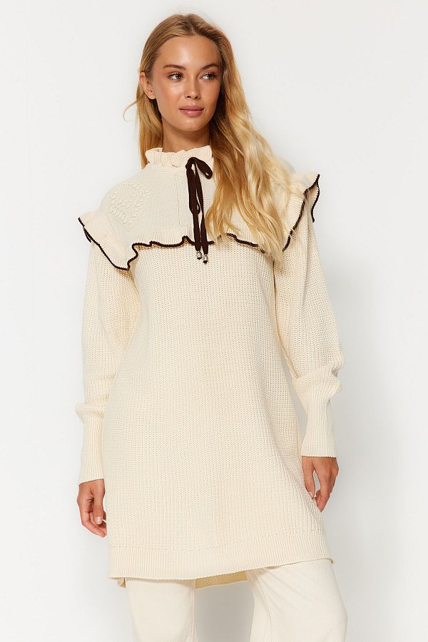 Trendyol Modest-Cremefarbener Strickpullover mit schwarzen Paspeln TCTAW24AK00171 1