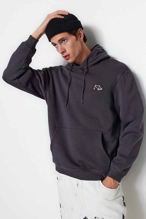 Trendyol Collection-Anthrazitfarbenes, minimal besticktes Fleece-Sweatshirt - TMNAW24sw00096 1