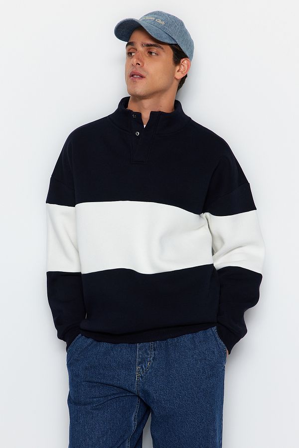 Trendyol Collection-Marineblaues, übergroßes Pullover mit Farbblockdesign, Stehkragen, Fleece TMNAW24sw00160 1