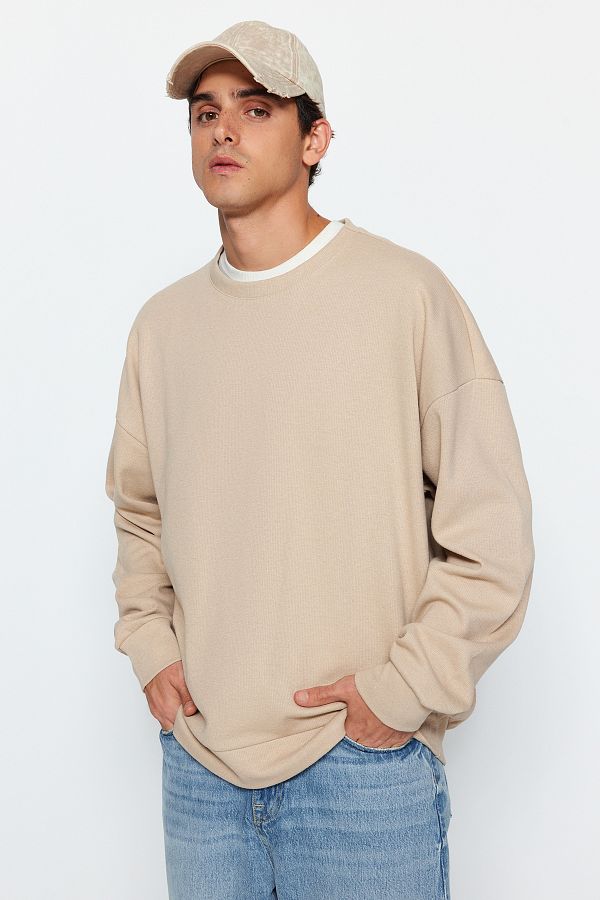 Trendyol Collection-Beigefarbenes, übergroßes/breit geschnittenes, weiches, gebürstetes Thessaloniki-Sweatshirt mit Rundhalsausschnitt TMNAW24SW00057 1