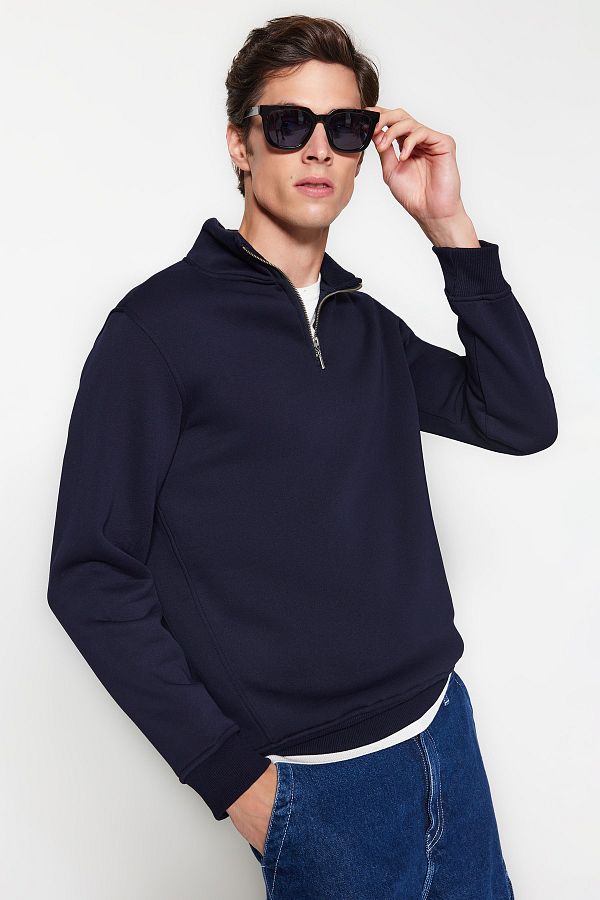 Trendyol Collection-Marineblaues Fleece-Sweatshirt aus Baumwolle mit Stehkragen und Reißverschluss – TMNAW24SW00041 1