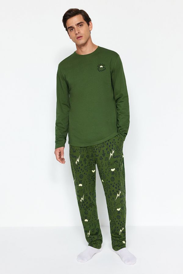Trendyol Collection-Set de pijamale tricotate cu broderie kaki pentru bărbați - 100% bumbac TMNAW24PT00025 1
