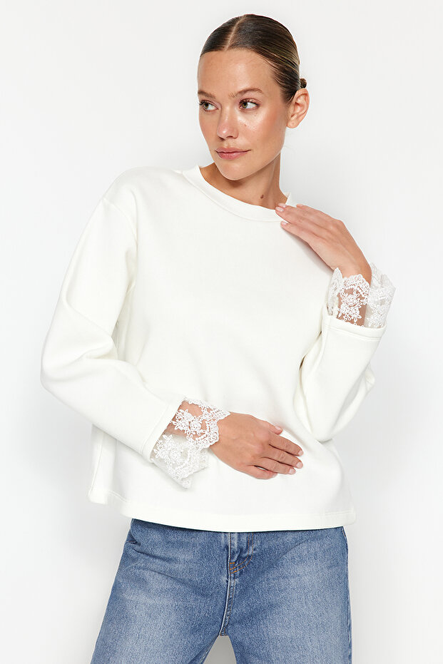 Ekru Dantel Detaylı Kalın İçi Polarlı Oversize/Geniş Kalıp Örme Sweatshirt TWOAW24SW00036 - 2