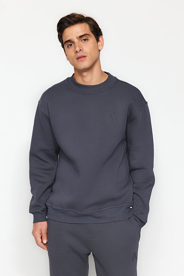 Antrasit Oversize/Geniş Kesim Yarım Balıkçı Yaka Harf Nakışlı Sweatshirt İçi Polarlı TMNAW24SW00046 - 1