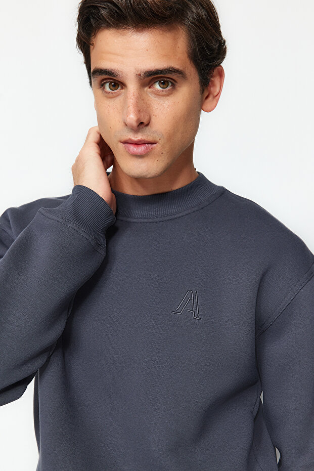 Antrasit Oversize/Geniş Kesim Yarım Balıkçı Yaka Harf Nakışlı Sweatshirt İçi Polarlı TMNAW24SW00046 - 3