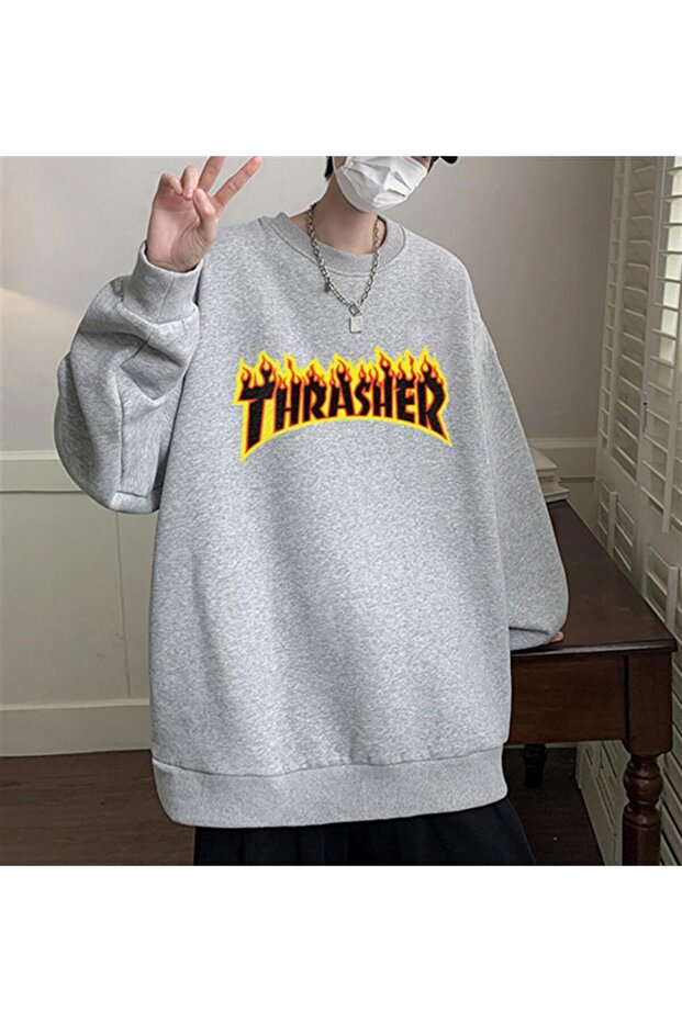 سويت شيرت برقبة دائرية مقاس كبير للجنسين مطبوع باللون الرمادي من Blunt Thrasher