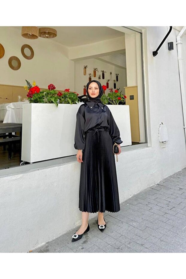 نظرة الساتان مطوي تنورة طويلة