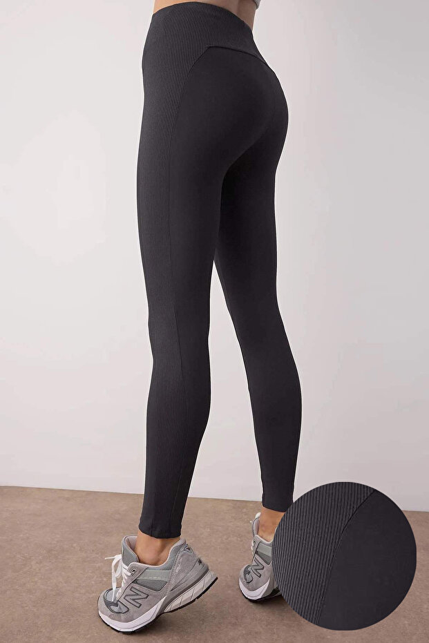 Sportovní legíny v antracitové barvě s detailem z žebrované tkaniny, zeštíhlující vzhled, po celé délce THMAW26TY00009 - 2