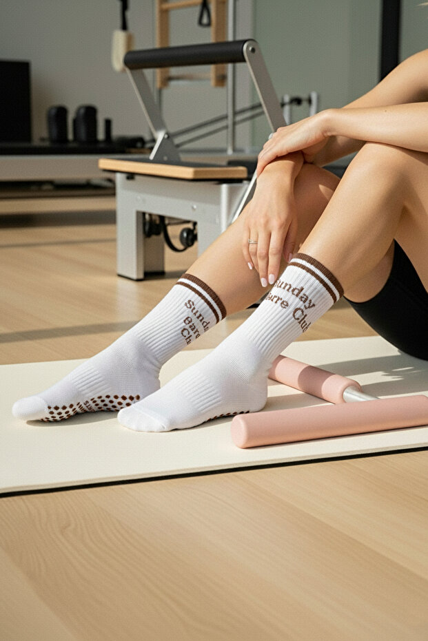 Kahverengi Pamuklu Sloganlı Kaydırmaz Havlu Tabanlı Yoga/Pilates Örme Çorap THMAW26CO00019 - 1