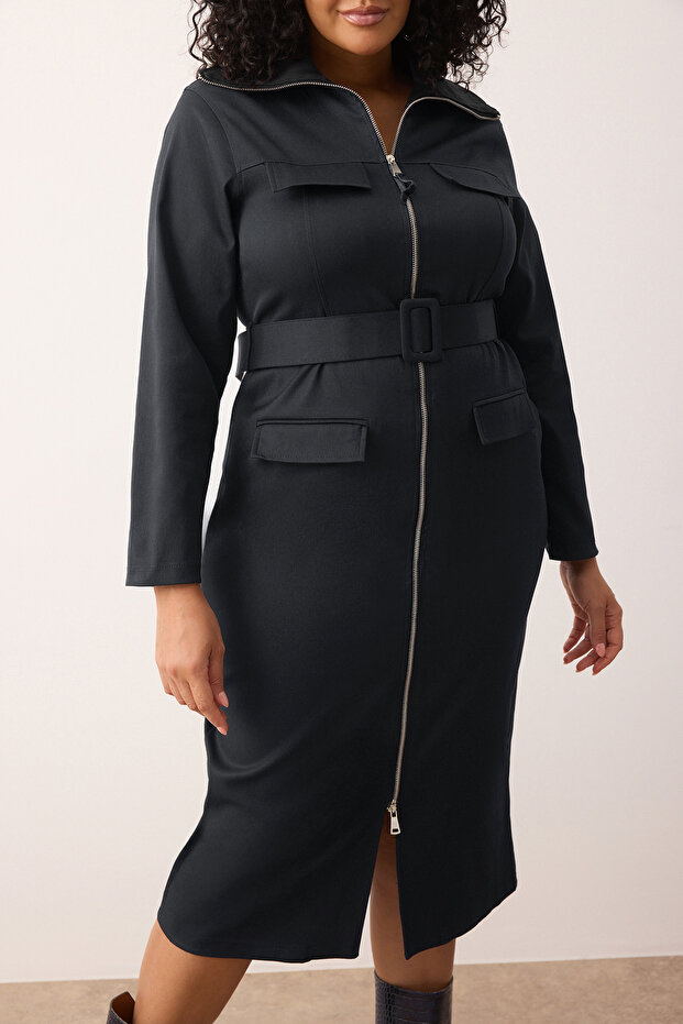 فستان أنثراسايت كامل بسحاب وحزام من قماش الجبردين المنسوج مقاس كبير TBBAW26AH00037 - 2