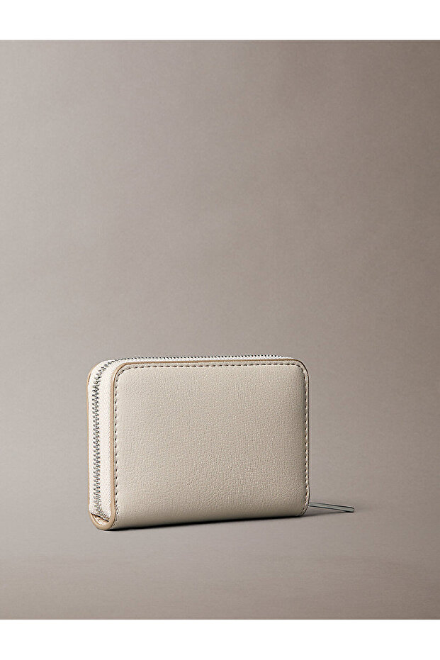 Calvin Klein női bézs fóliás logós, négyzet alakú, közepes cipzáras pénztárca - 2
