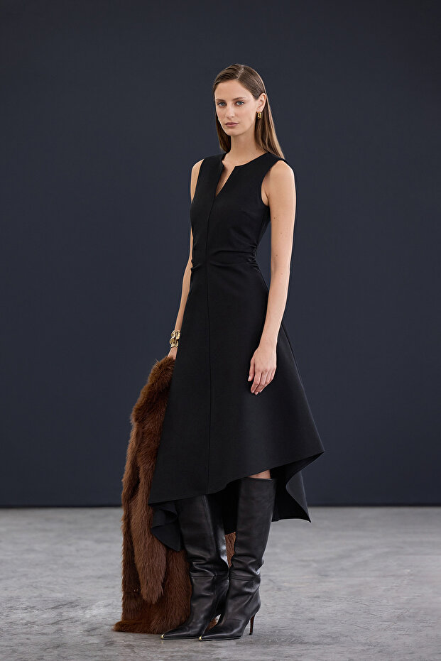 Trendyol Studio Collection Siyah Asimetrik V Yaka Detaylı Midi Esnek Örme Elbise TWOAW26EL00314 - 2