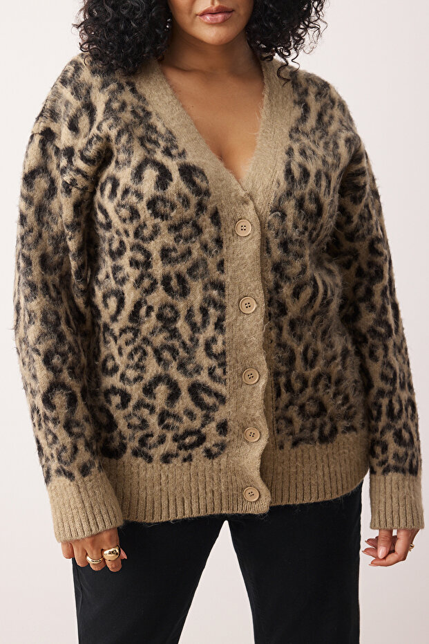 Camel Leopar Desenli Yumuşak Tuşeli Relax Fitt Triko Hırka TBBAW26AV00001 - 3