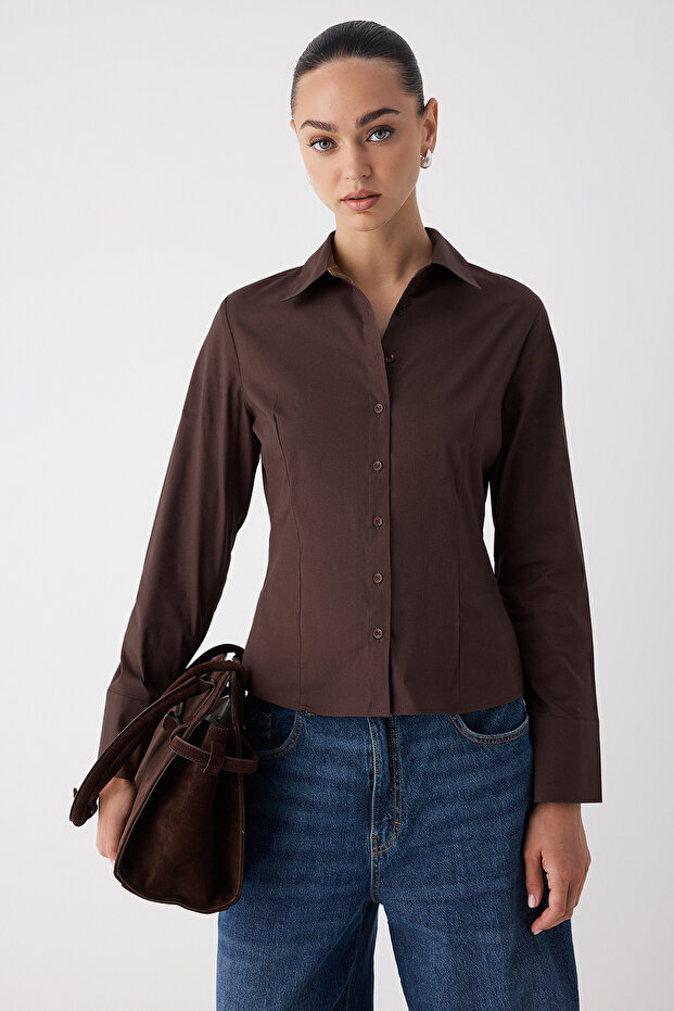 Wardrobe Essentials Koyu Kahverengi Hafif Bele Oturan Pamuklu Dokuma Gömlek TWOAW26GO00022 - 1
