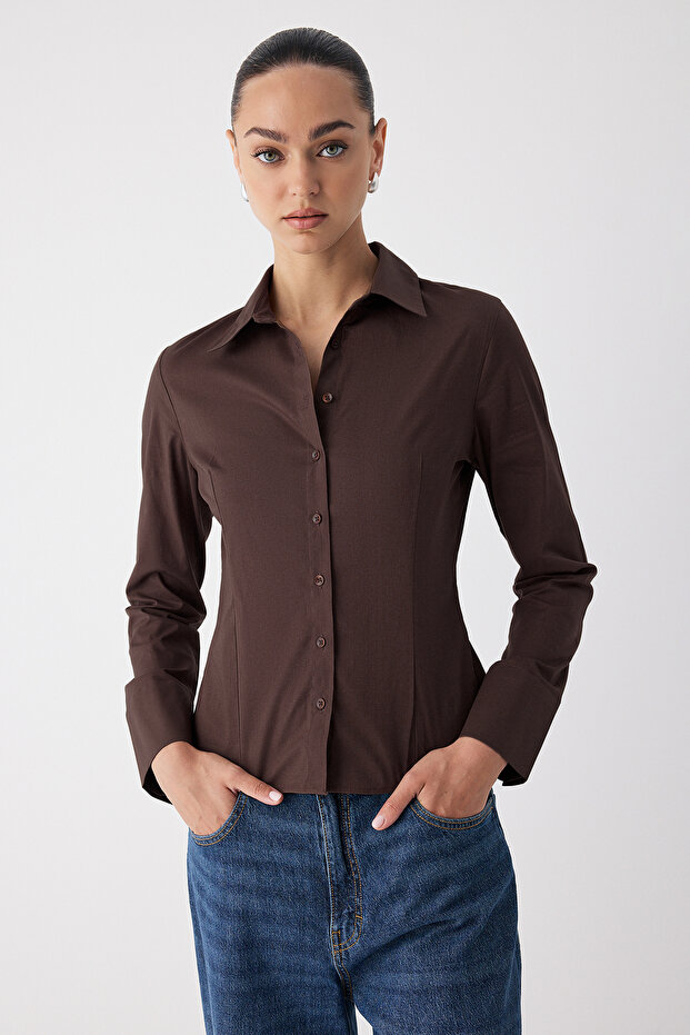 Wardrobe Essentials Koyu Kahverengi Hafif Bele Oturan Pamuklu Dokuma Gömlek TWOAW26GO00022 - 2