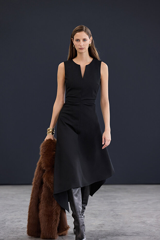 Trendyol Studio Collection Siyah Asimetrik V Yaka Detaylı Midi Esnek Örme Elbise TWOAW26EL00314 - 1