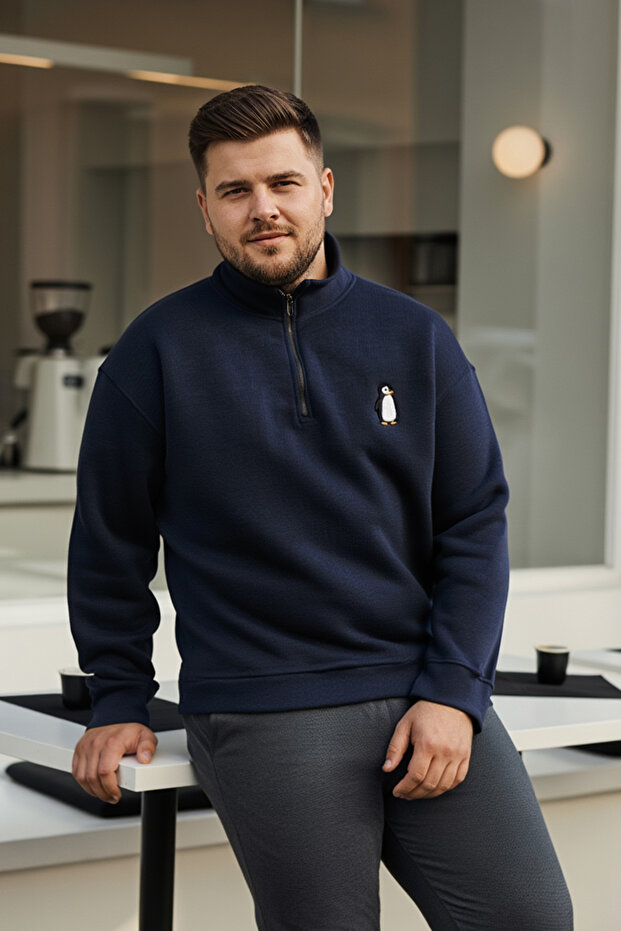 Lacivert Yeni Oversize Büyük Beden Dokulu Dik Yaka Penguen Nakışlı Sweatshirt TMNAW26AO00000 - 1