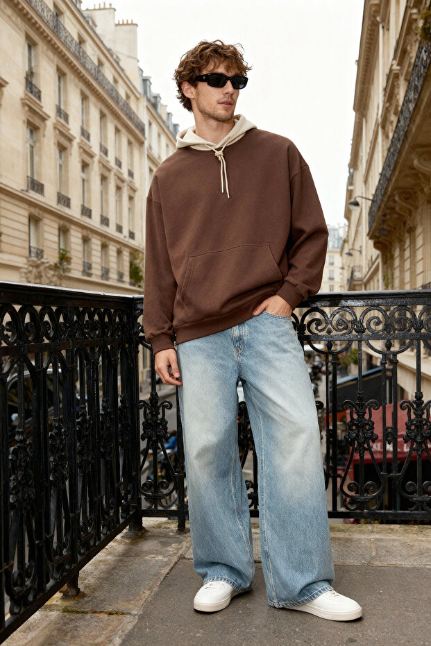 Kahverengi Oversize/Geniş Kesim Kapüşonlu Baskılı İçi Polar/Sıcak Tutan Sweatshirt TMNAW23SW00023