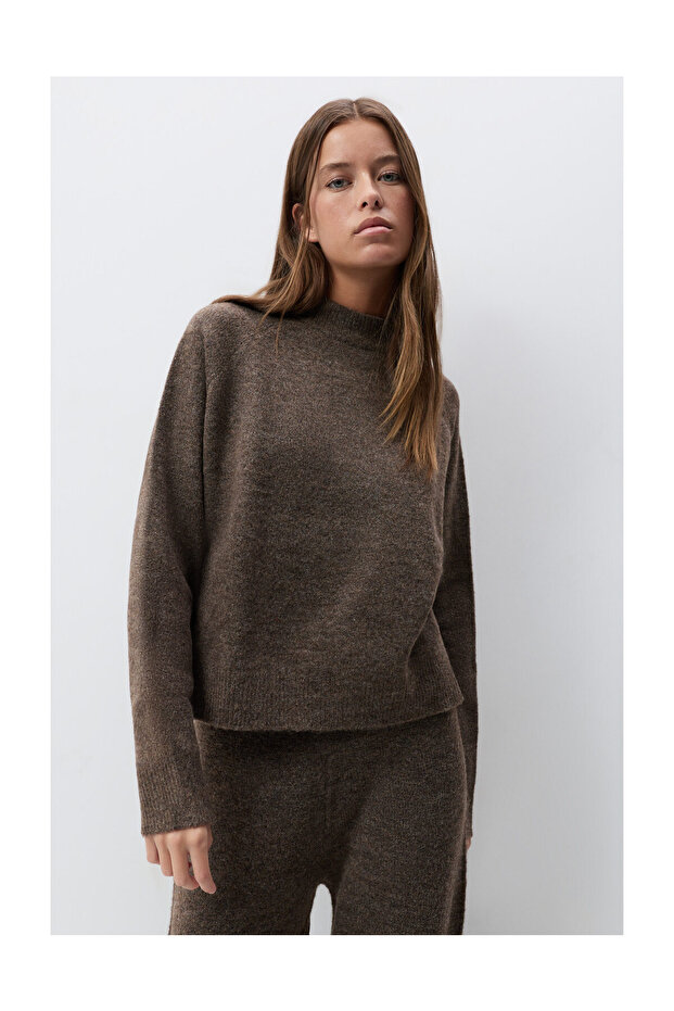 Женски пуловер с висока яка - 9