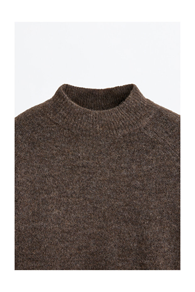 Женски пуловер с висока яка - 7