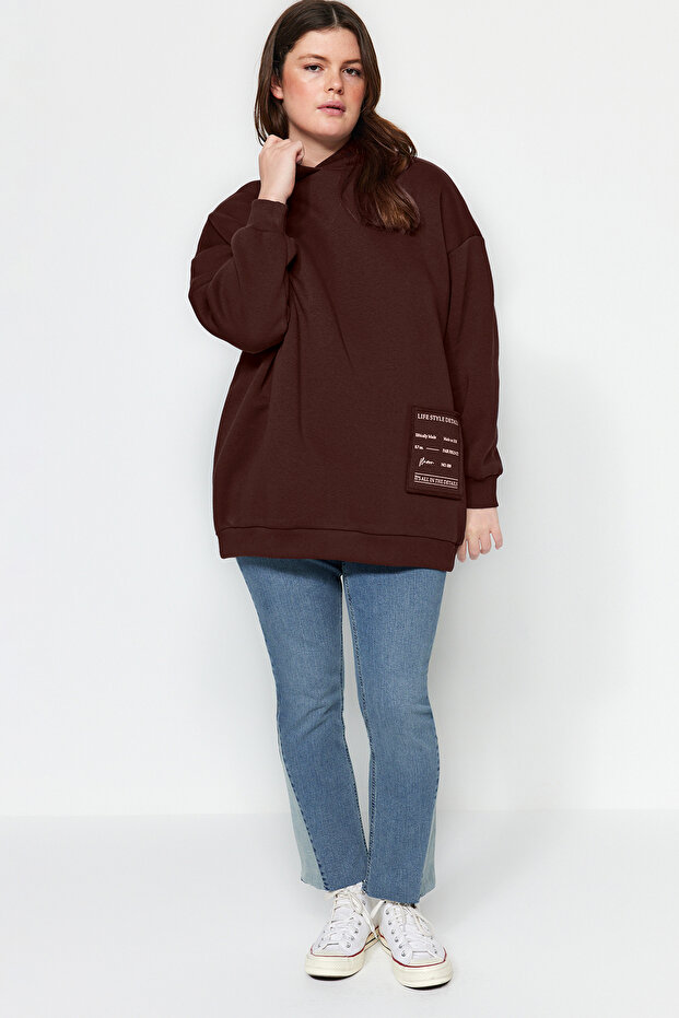 Kahverengi Nakış Detaylı Oversize/Bol Kesim Örme Büyük Beden Sweatshirt TBBAW24AO00018