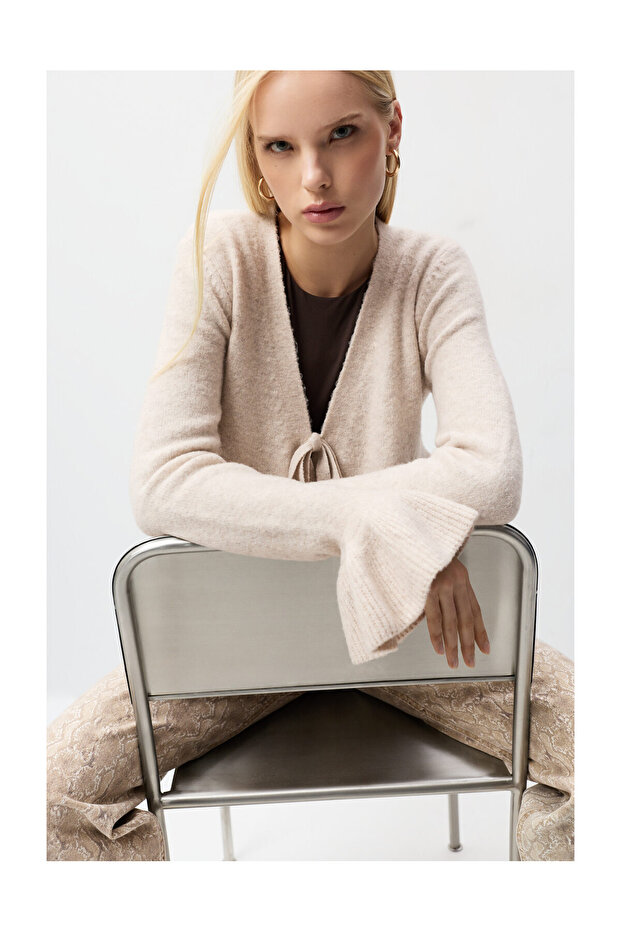 Kobieta Dzianinowa kurtka z falbaną - 5