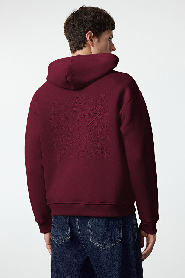 Bordo Oversize/Geniş Kesim Sırtı Nakış Detaylı Kapüşonlu Sweatshirt TMNAW25SW00142 - 3