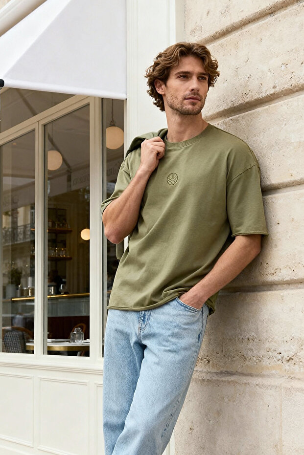 Haki Oversize/Geniş Kesim Eskitme/Yıkama Görünümlü %100 Pamuklu T-Shirt TMNSS25TS00077 - 1