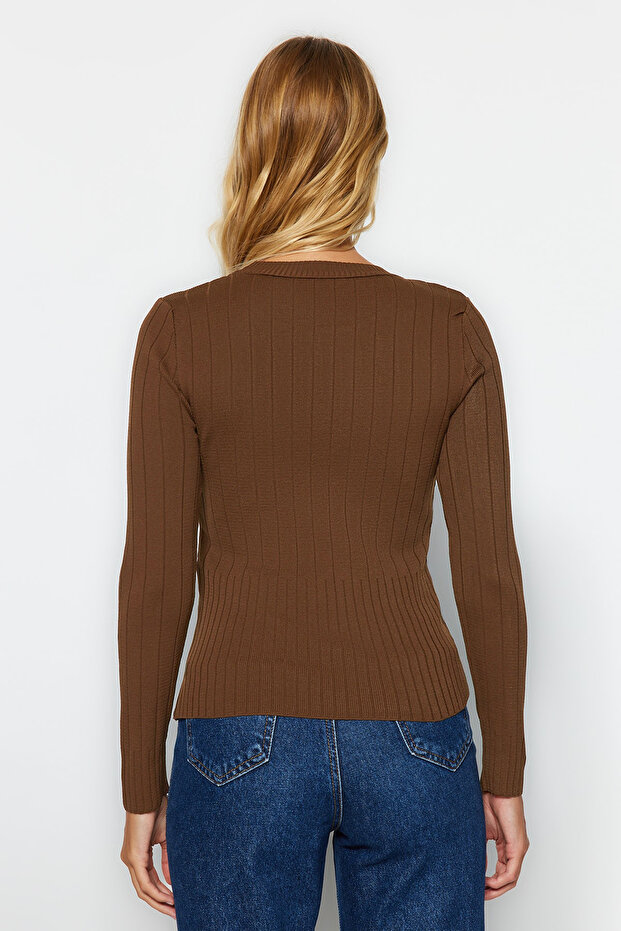 Brauner Basic Strickpullover mit Rundhalsausschnitt TWOAW23KZ01249 - 4