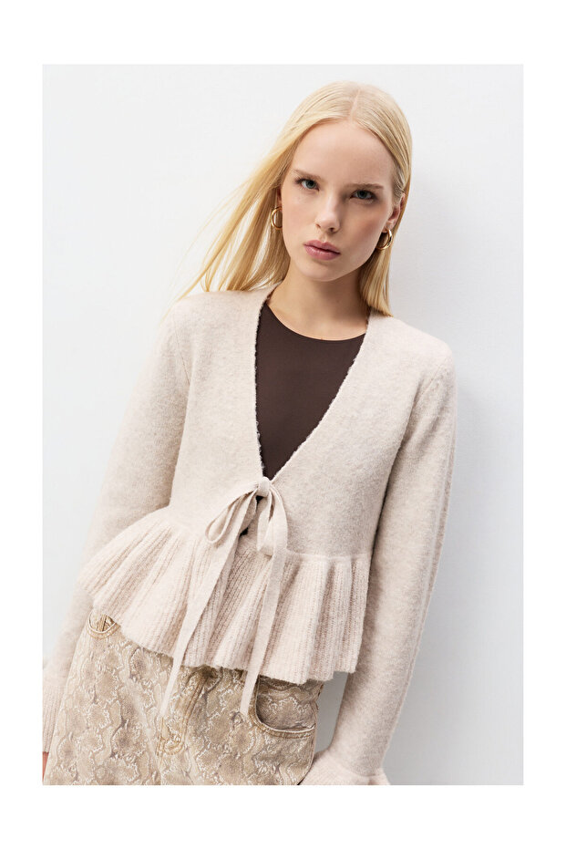 Kobieta Dzianinowa kurtka z falbaną - 3