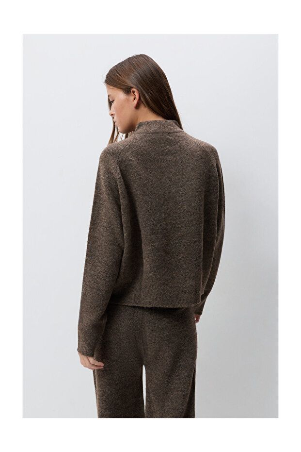 Женски пуловер с висока яка - 4