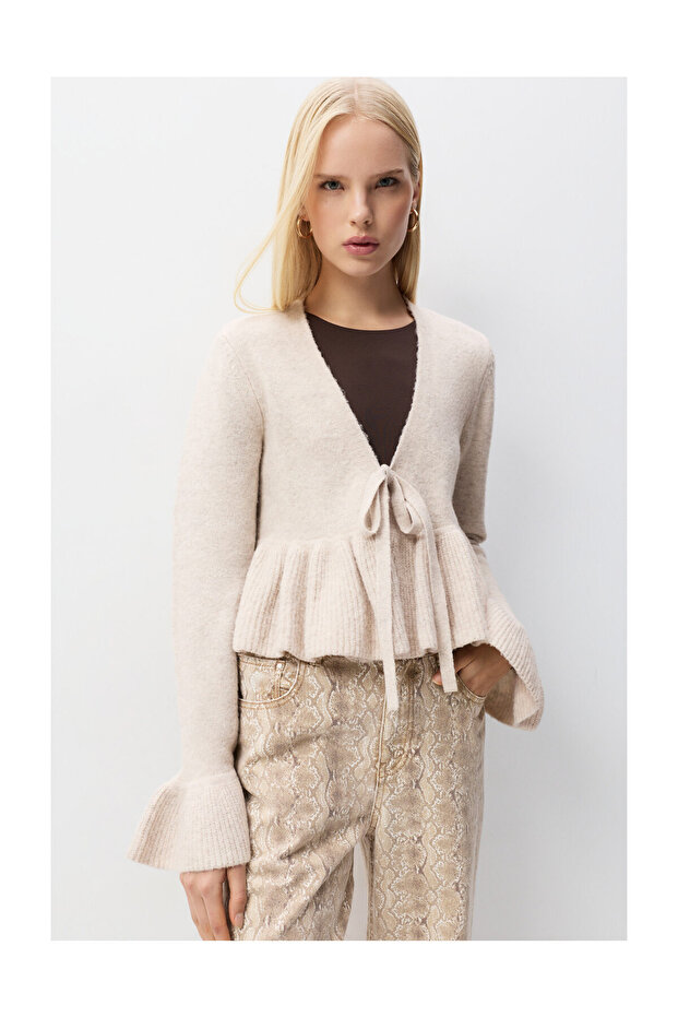 Kobieta Dzianinowa kurtka z falbaną - 1