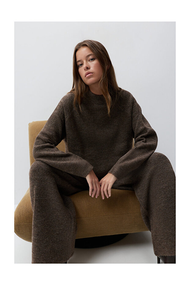 Женски пуловер с висока яка - 5