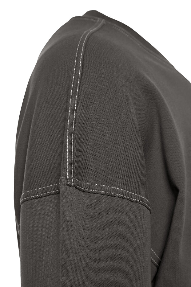 Antrasit Oversize/Geniş Kesim Kontrast Dikiş Detaylı Bisiklet Yaka Sweatshirt TMNAW24SW00011 - 9