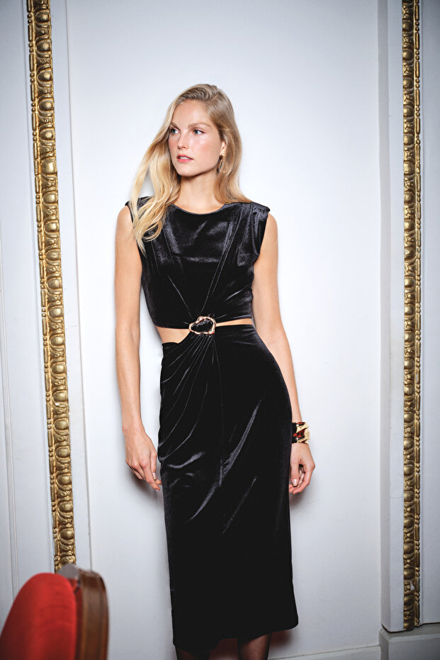 Siyah Cut Out Detaylı Shift/Düz Kesim Midi Örme Kadife Elbise TPRAW26EL00092