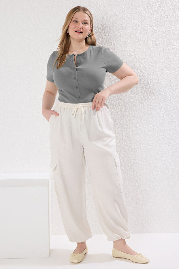 Gri Düğme Detaylı Fitted Fitilli Örme Büyük Beden Bluz TBBSS25AF00060 - 2