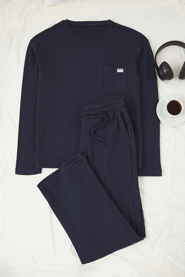 Lacivert Regular Fit Cepli Etiket Detaylı Yumuşak Tuşeli Kalın Örme Pijama Takımı TMNAW26PT00000 - 1