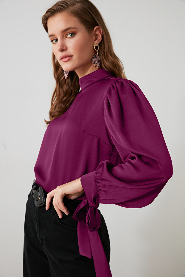 Satynowa tkana bluzka - kolor śliwkowy, wiązanie szczegółowe TOFAW19FG0082 - 3
