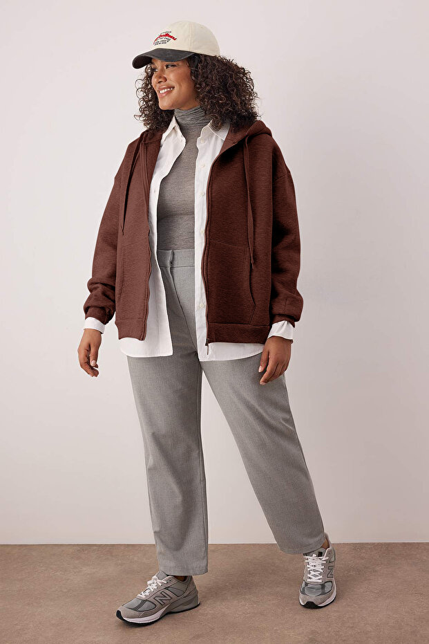 Kahverengi Kapüşonlu İçi Polarlı Önü Fermuarlı Büyük Beden Örme Sweatshirt TBBAW25AO00027 - 1