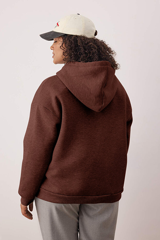 Kahverengi Kapüşonlu İçi Polarlı Önü Fermuarlı Büyük Beden Örme Sweatshirt TBBAW25AO00027 - 4