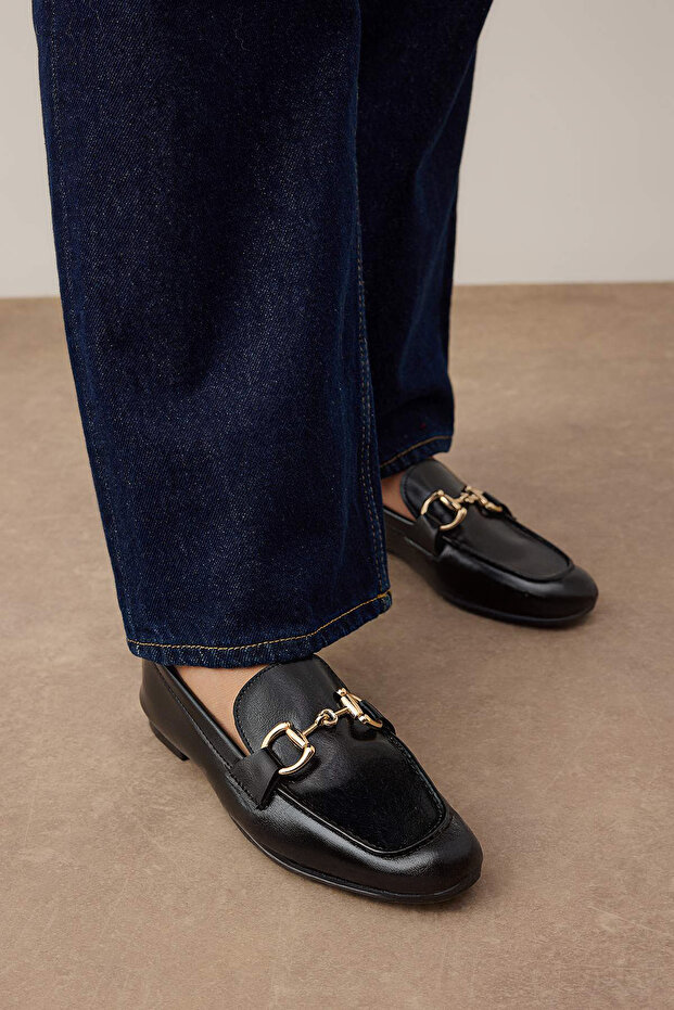 Czarne miękkie sztuczne skórzane damskie mokasyny z detalami TAKSS25LA00000 - 2