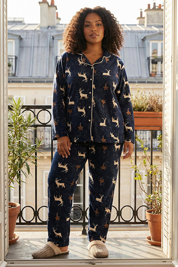 Lacivert Yılbaşı Temalı Geyik Desenli Gömlek Yaka Polar Pijama Takımı TBBAW26AI00054 - 1