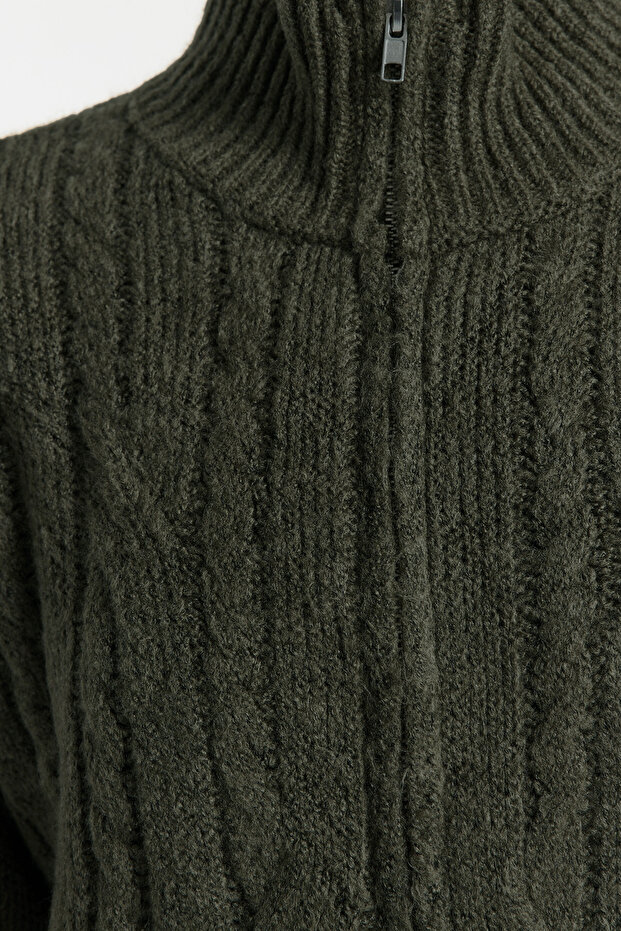 Haki Crop Yumuşak Dokulu Fermuarlı Saç Örgülü Triko Hırka TWOAW24HI00202 - 5