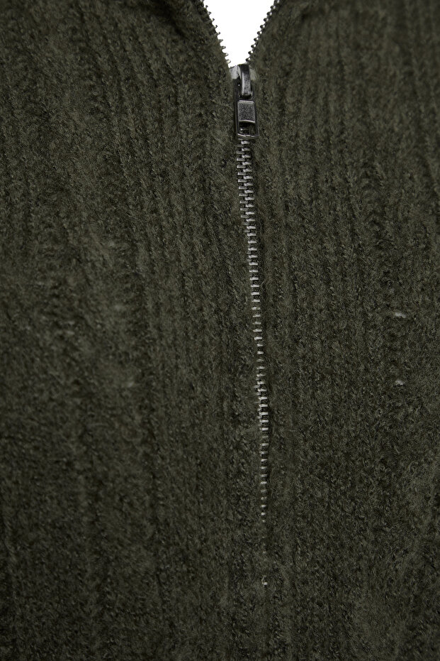 Haki Crop Yumuşak Dokulu Fermuarlı Saç Örgülü Triko Hırka TWOAW24HI00202 - 8